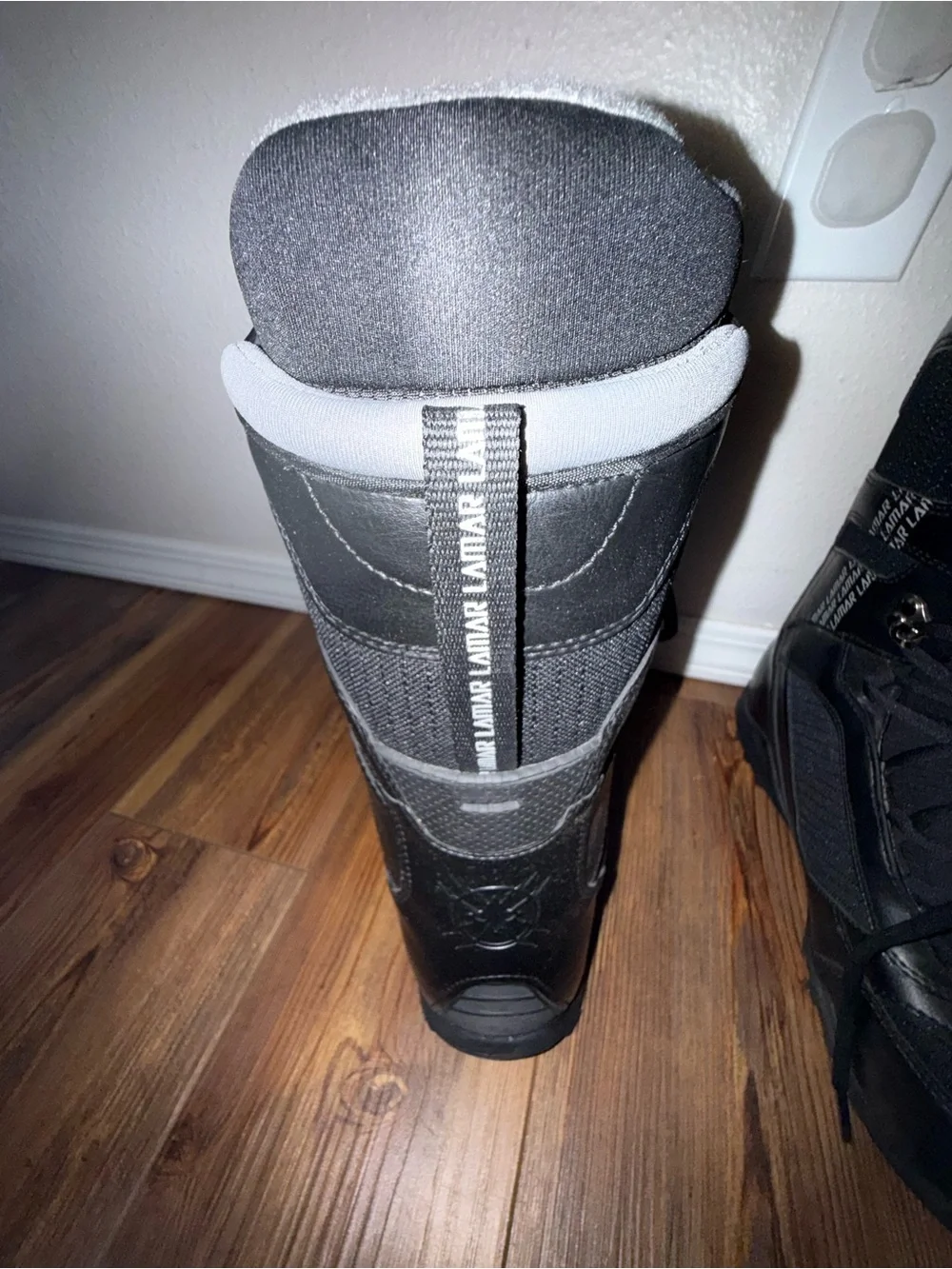 LAMAR Black Lace-Up Snowboard Boots
